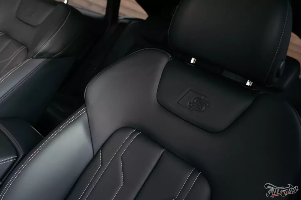 Классический карбон под матовым лаком в салоне Audi A7 и комплекс детейлинг-услуг